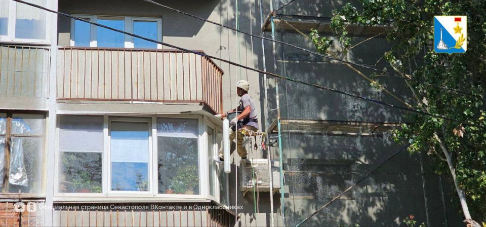 Ремонтируем фасады. Капитальный ремонт фасада дома на проспекте Генерала Острякова, 180, завершат до 26 сентября Ремонтируем фасады. Капитальный ремонт фасада дома на проспекте Генерала Острякова, 180, завершат до 26 сентября