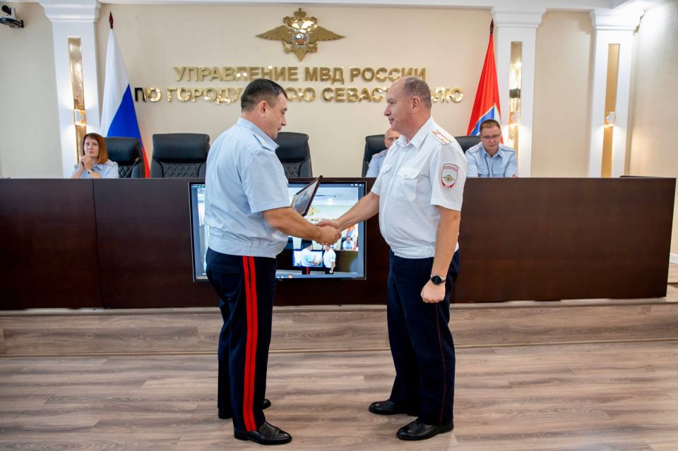 Начальник УМВД России по г. Севастополю генерал-майор полиции Сергей Сигунов поздравил сотрудников управления по вопросам миграции с профессиональным праздником Начальник УМВД России по г. Севастополю генерал-майор полиции Сергей Сигунов поздравил сотрудников управления по вопросам миграции с профессиональным праздником