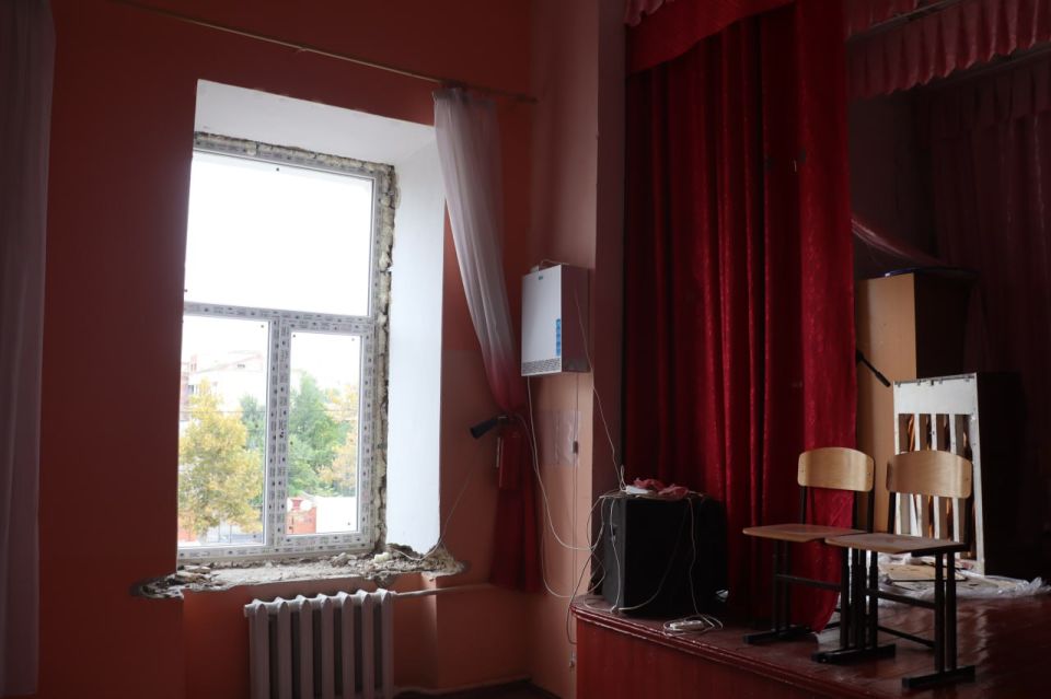 В школе №1 им. В.Дубинина приступили к замене окон В школе №1 им. В.Дубинина приступили к замене окон