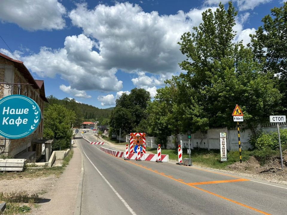 В Республике Крым ведётся капитальный ремонт искусственного дорожного сооружения на автомобильной дороге Бахчисарай – Ялта, с. Аромат В Республике Крым ведётся капитальный ремонт искусственного дорожного сооружения на автомобильной дороге Бахчисарай – Ялта, с. Аромат
