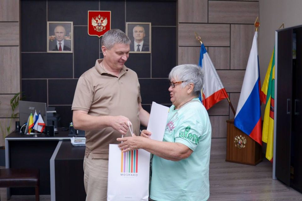 Александр Юрьев: Продолжаем вручать евпаторийцам ключи от квартир Александр Юрьев: Продолжаем вручать евпаторийцам ключи от квартир