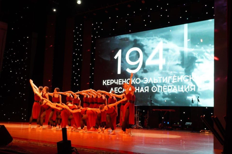 На торжественном собрании во Дворце культуры «Корабел», посвящённом Дню города, сегодня чествовали тех, кто своим трудом и преданностью вносит большой вклад в развитие Керчи На торжественном собрании во Дворце культуры «Корабел», посвящённом Дню города, сегодня чествовали тех, кто своим трудом и преданностью вносит большой вклад в развитие Керчи
