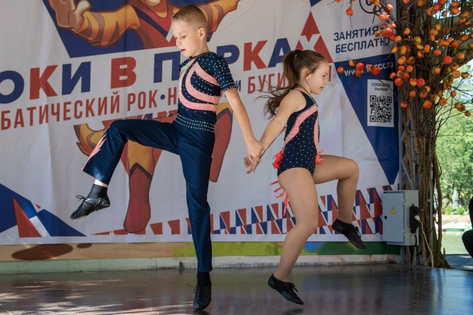 Танцы в парке — это всегда праздник! Танцы в парке — это всегда праздник!