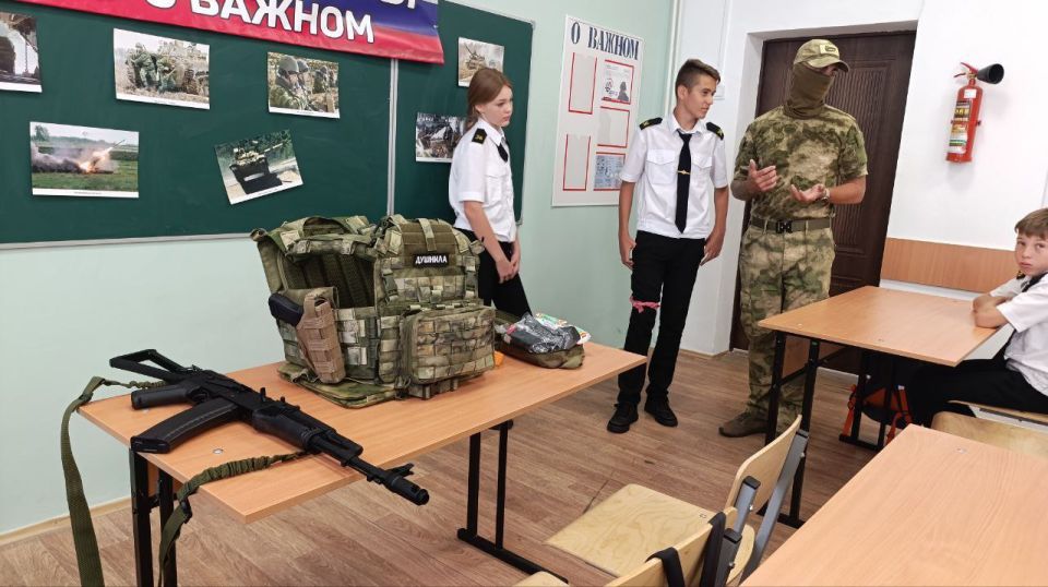 12 сентября 2025 года в МБОУ «СОШ – детский сад №36» прошло патриотическое мероприятие с участием инструктора Союза Ветеранов СВО по Республике Крым 12 сентября 2025 года в МБОУ «СОШ – детский сад №36» прошло патриотическое мероприятие с участием инструктора Союза Ветеранов СВО по Республике Крым