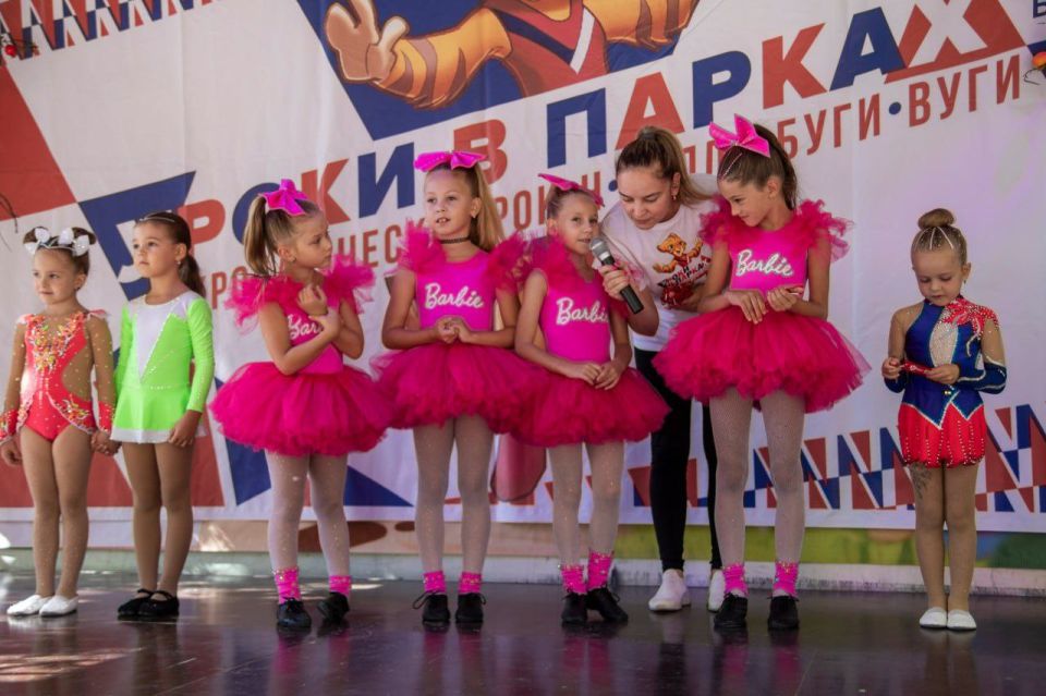 Танцы в парке — это всегда праздник! Танцы в парке — это всегда праздник!
