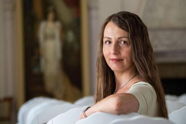 Оденет на бал: сотрудница Ливадийского музея шьет старинное белье и костюмы