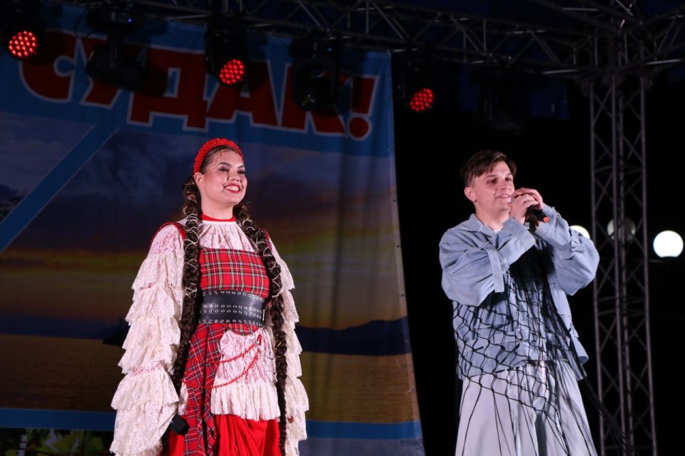 Торжественное награждение, яркие "Звездочки", зажигательные песни и пляски, предложение руки и сердца - в честь дня рождения Судака прошла большая праздничная вечерняя программа Торжественное награждение, яркие "Звездочки", зажигательные песни и пляски, предложение руки и сердца - в честь дня рождения Судака прошла большая праздничная вечерняя программа