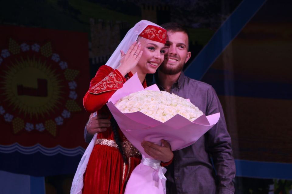 Торжественное награждение, яркие "Звездочки", зажигательные песни и пляски, предложение руки и сердца - в честь дня рождения Судака прошла большая праздничная вечерняя программа Торжественное награждение, яркие "Звездочки", зажигательные песни и пляски, предложение руки и сердца - в честь дня рождения Судака прошла большая праздничная вечерняя программа