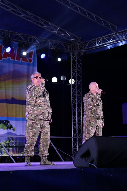 Торжественное награждение, яркие "Звездочки", зажигательные песни и пляски, предложение руки и сердца - в честь дня рождения Судака прошла большая праздничная вечерняя программа Торжественное награждение, яркие "Звездочки", зажигательные песни и пляски, предложение руки и сердца - в честь дня рождения Судака прошла большая праздничная вечерняя программа