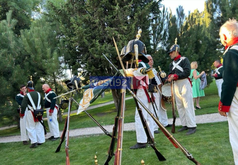 В Севастополе сыграли «Вечернюю зорю» В Севастополе сыграли «Вечернюю зорю»