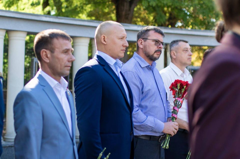 Юрий Нимченко: Принял участие в открытии осенней «Вахты Памяти» у легендарного Мемориала Славы «Танк Т-34» в Симферополе Юрий Нимченко: Принял участие в открытии осенней «Вахты Памяти» у легендарного Мемориала Славы «Танк Т-34» в Симферополе