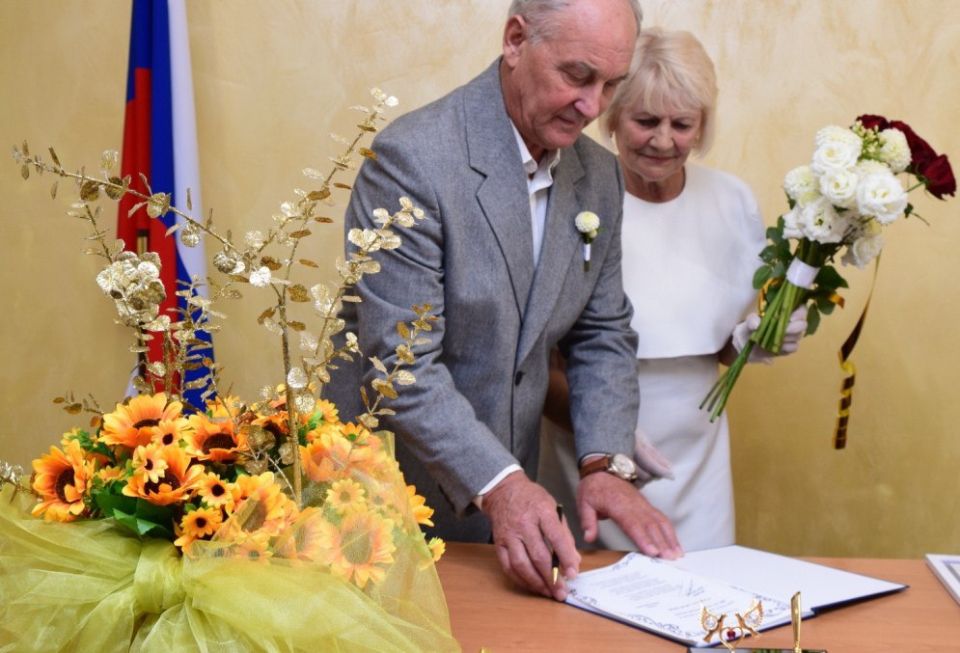 В Раздольненском районном отделе ЗАГС провели торжественную церемонию чествования супружеской пары Юрия Петровича и Анны Дмитриевны Гарькавых, проживших вместе 50 лет В Раздольненском районном отделе ЗАГС провели торжественную церемонию чествования супружеской пары Юрия Петровича и Анны Дмитриевны Гарькавых, проживших вместе 50 лет