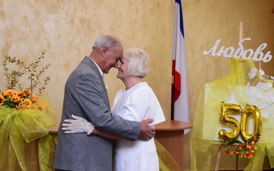 В Раздольненском районном отделе ЗАГС провели торжественную церемонию чествования супружеской пары Юрия Петровича и Анны Дмитриевны Гарькавых, проживших вместе 50 лет В Раздольненском районном отделе ЗАГС провели торжественную церемонию чествования супружеской пары Юрия Петровича и Анны Дмитриевны Гарькавых, проживших вместе 50 лет
