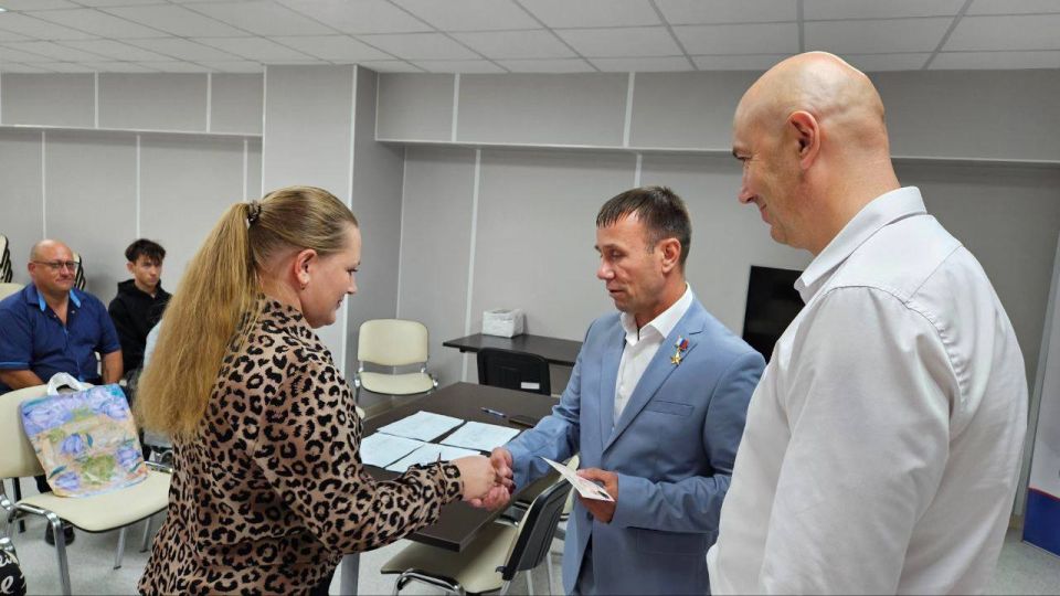 Юрий Нимченко: Сегодня вместе с Владимиром Олеговичем Трегубом, руководителем крымского филиала Государственного фонда «Защитники Отечества», мы провели важнейшее мероприятие — вручили удостоверения ветеранов боевых действий... Юрий Нимченко: Сегодня вместе с Владимиром Олеговичем Трегубом, руководителем крымского филиала Государственного фонда «Защитники Отечества», мы провели важнейшее мероприятие — вручили удостоверения ветеранов боевых действий...