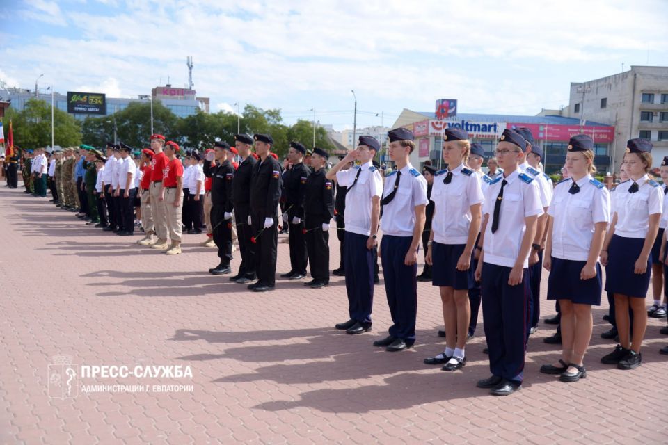 Евпаторийские школьники заступили на «Вахту памяти» Евпаторийские школьники заступили на «Вахту памяти»