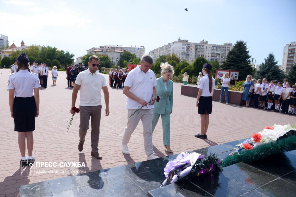 Евпаторийские школьники заступили на «Вахту памяти» Евпаторийские школьники заступили на «Вахту памяти»