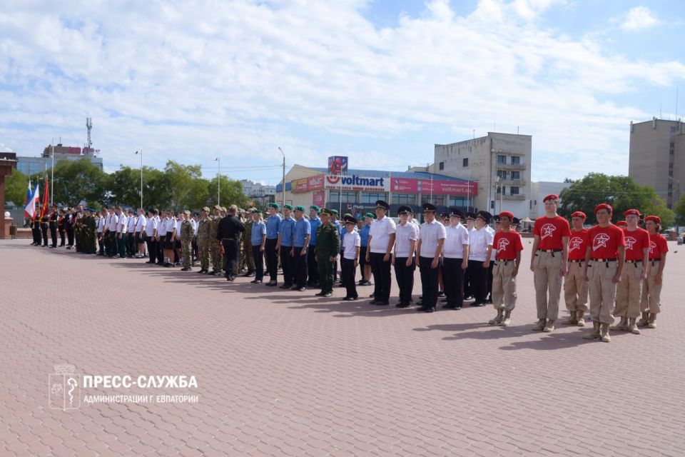 Евпаторийские школьники заступили на «Вахту памяти» Евпаторийские школьники заступили на «Вахту памяти»