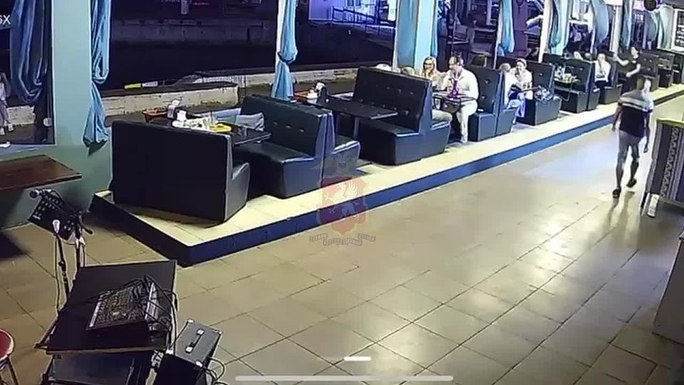 «Если уходить, то с музыкой», — решил посетитель общепита и стащил планшет, с которого транслировалась музыка