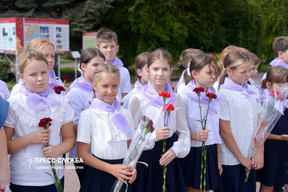 Евпаторийские школьники заступили на «Вахту памяти» Евпаторийские школьники заступили на «Вахту памяти»