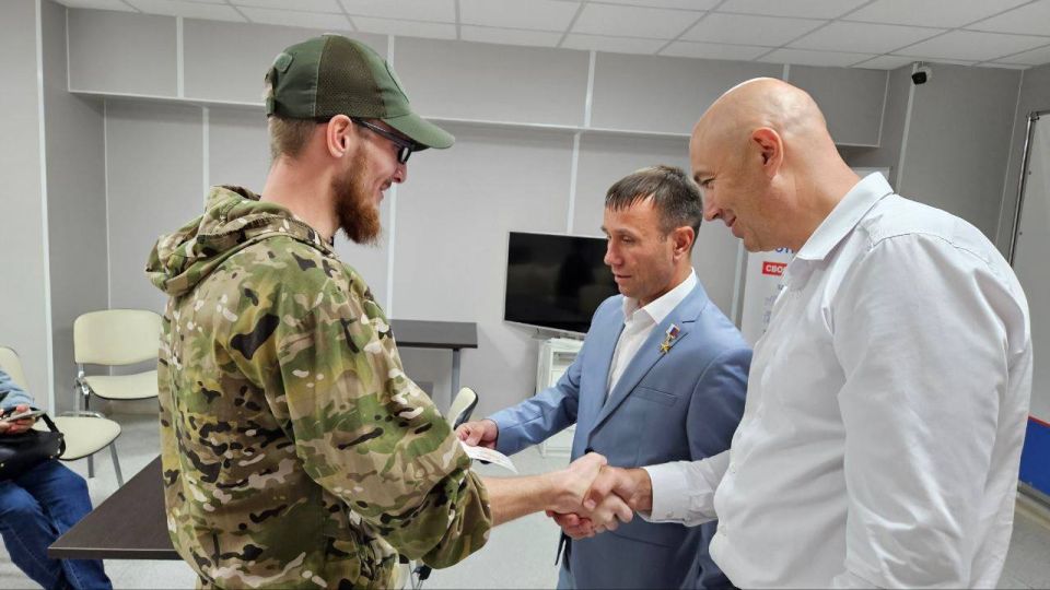 Юрий Нимченко: Сегодня вместе с Владимиром Олеговичем Трегубом, руководителем крымского филиала Государственного фонда «Защитники Отечества», мы провели важнейшее мероприятие — вручили удостоверения ветеранов боевых действий... Юрий Нимченко: Сегодня вместе с Владимиром Олеговичем Трегубом, руководителем крымского филиала Государственного фонда «Защитники Отечества», мы провели важнейшее мероприятие — вручили удостоверения ветеранов боевых действий...