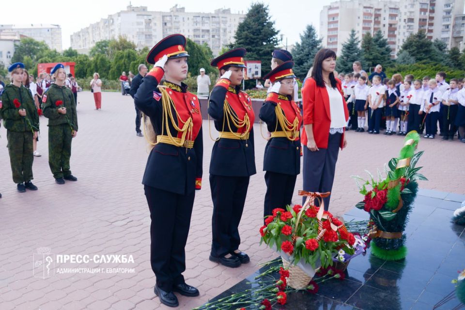 Евпаторийские школьники заступили на «Вахту памяти» Евпаторийские школьники заступили на «Вахту памяти»