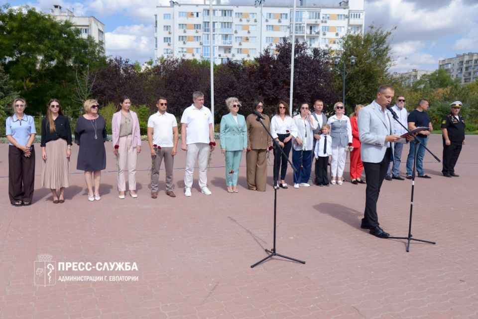 Евпаторийские школьники заступили на «Вахту памяти» Евпаторийские школьники заступили на «Вахту памяти»