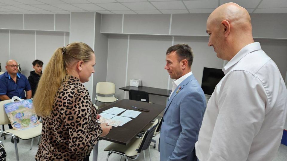 Юрий Нимченко: Сегодня вместе с Владимиром Олеговичем Трегубом, руководителем крымского филиала Государственного фонда «Защитники Отечества», мы провели важнейшее мероприятие — вручили удостоверения ветеранов боевых действий... Юрий Нимченко: Сегодня вместе с Владимиром Олеговичем Трегубом, руководителем крымского филиала Государственного фонда «Защитники Отечества», мы провели важнейшее мероприятие — вручили удостоверения ветеранов боевых действий...
