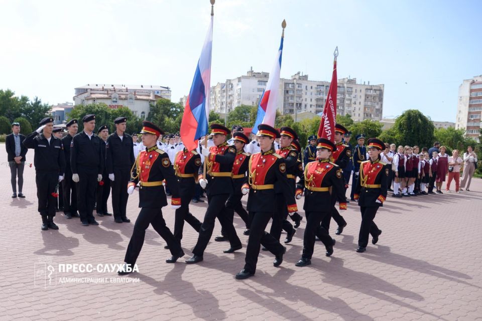 Евпаторийские школьники заступили на «Вахту памяти» Евпаторийские школьники заступили на «Вахту памяти»