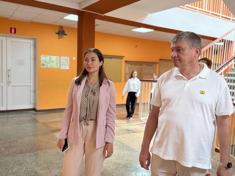 Александр Юрьев: Вместе с моим заместителем Валерией Симаковой и коллегами из управления образования города посетили школу №16 Александр Юрьев: Вместе с моим заместителем Валерией Симаковой и коллегами из управления образования города посетили школу №16