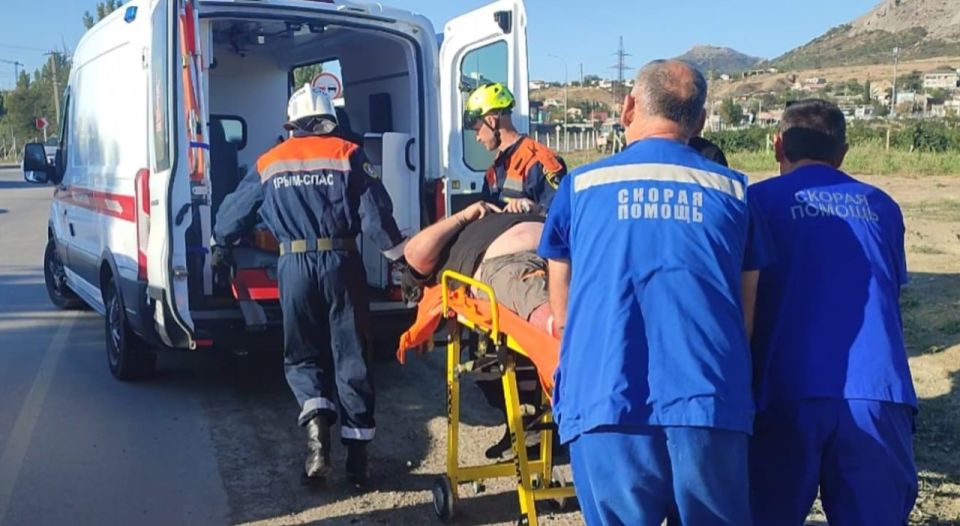 В Судаке спасатели помогли пострадавшему в ДТП водителю мопеда