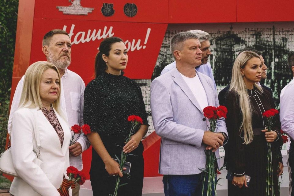 Александр Юрьев: Сегодня на мемориальном комплексе «Красная горка» в рамках патриотической акции «Единство нации» международного проекта «Непокорённые» состоялось развёртывание самого большого в мире Знамени Победы Александр Юрьев: Сегодня на мемориальном комплексе «Красная горка» в рамках патриотической акции «Единство нации» международного проекта «Непокорённые» состоялось развёртывание самого большого в мире Знамени Победы