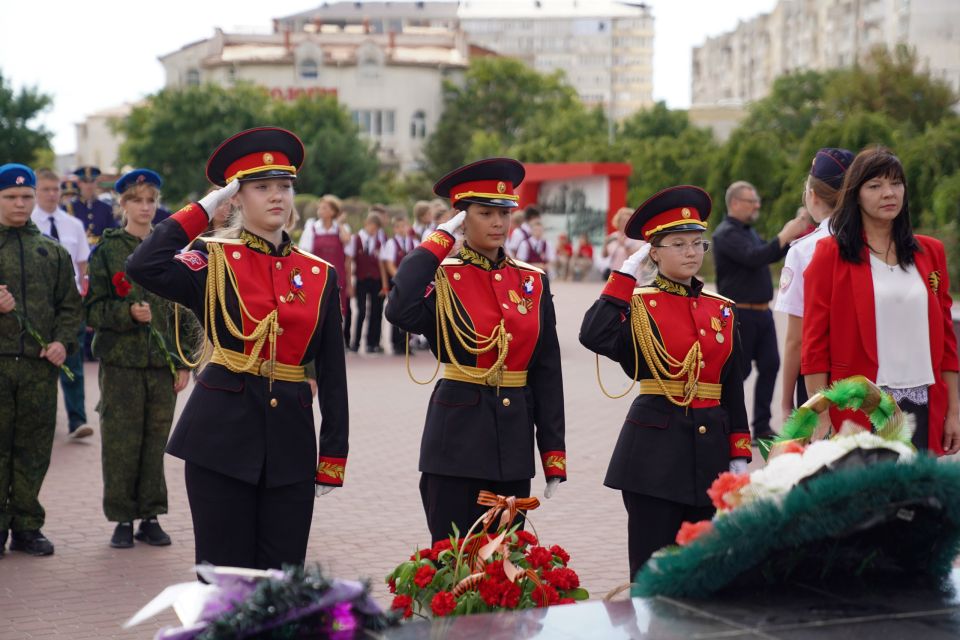 В Евпатории на мемориальном комплексе «Красная горка» состоялась церемония открытия осеннего этапа несения Почетного караула регионального патриотического проекта «Вахта памяти поколений – «Пост №1» В Евпатории на мемориальном комплексе «Красная горка» состоялась церемония открытия осеннего этапа несения Почетного караула регионального патриотического проекта «Вахта памяти поколений – «Пост №1»