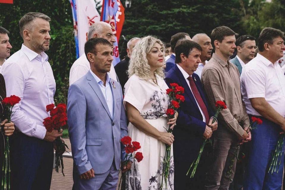 Александр Юрьев: Сегодня на мемориальном комплексе «Красная горка» в рамках патриотической акции «Единство нации» международного проекта «Непокорённые» состоялось развёртывание самого большого в мире Знамени Победы Александр Юрьев: Сегодня на мемориальном комплексе «Красная горка» в рамках патриотической акции «Единство нации» международного проекта «Непокорённые» состоялось развёртывание самого большого в мире Знамени Победы