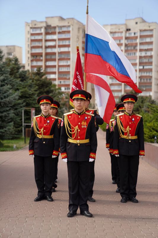 В Евпатории на мемориальном комплексе «Красная горка» состоялась церемония открытия осеннего этапа несения Почетного караула регионального патриотического проекта «Вахта памяти поколений – «Пост №1»