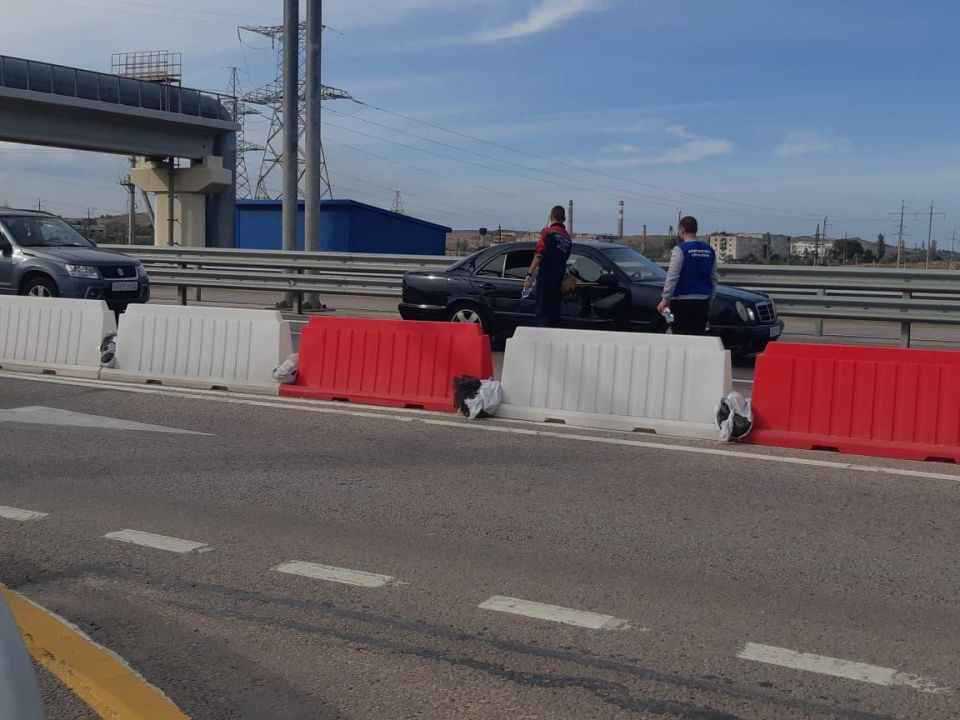 На автоподходах к Крымскому мосту со стороны Керчи продолжают работу пункты выдачи питьевой воды На автоподходах к Крымскому мосту со стороны Керчи продолжают работу пункты выдачи питьевой воды