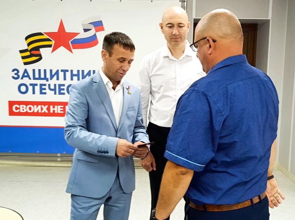 Участникам компании «Вагнер» вручили удостоверения ветерана боевых действий Участникам компании «Вагнер» вручили удостоверения ветерана боевых действий