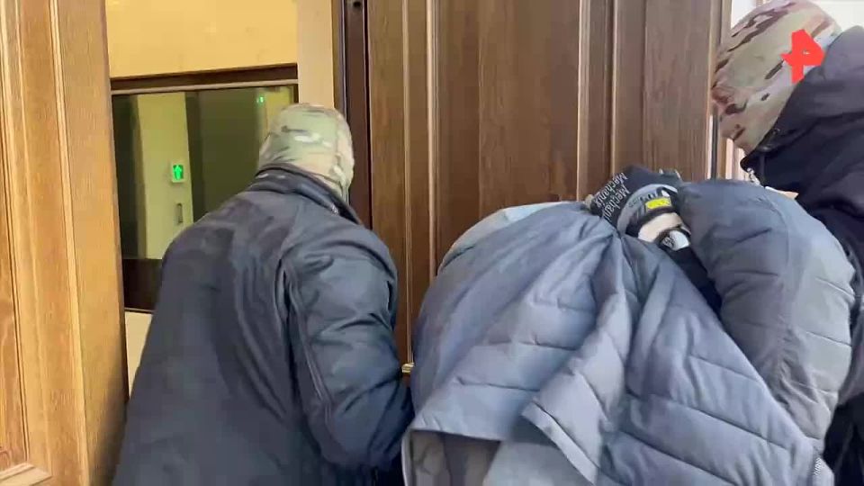 В Крыму осудили мужчину, который за деньги передавал фото и координаты кораблей Черноморского флота украинским спецслужбам, сообщили в ФСБ