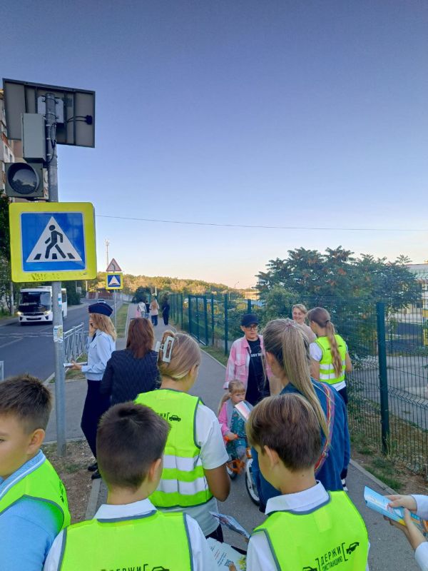 17 сентября учащиеся 6-г класса МБОУ «СОШ-детский сад» №36 города Симферополя, вместе с родителями и сотрудниками Госавтоинспекции, провели важную акцию «Родительский патруль» в рамках Недели безопасности дорожного движения 17 сентября учащиеся 6-г класса МБОУ «СОШ-детский сад» №36 города Симферополя, вместе с родителями и сотрудниками Госавтоинспекции, провели важную акцию «Родительский патруль» в рамках Недели безопасности дорожного движения