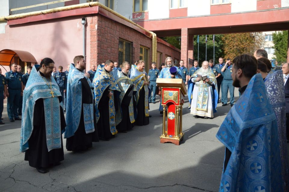 Перед образом Пресвятой Богородицы Перед образом Пресвятой Богородицы