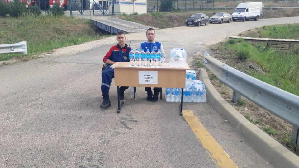 На автоподходах к Крымскому мосту со стороны Керчи продолжают работу пункты выдачи питьевой воды На автоподходах к Крымскому мосту со стороны Керчи продолжают работу пункты выдачи питьевой воды
