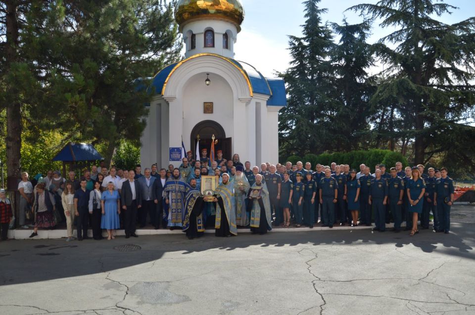 Перед образом Пресвятой Богородицы Перед образом Пресвятой Богородицы
