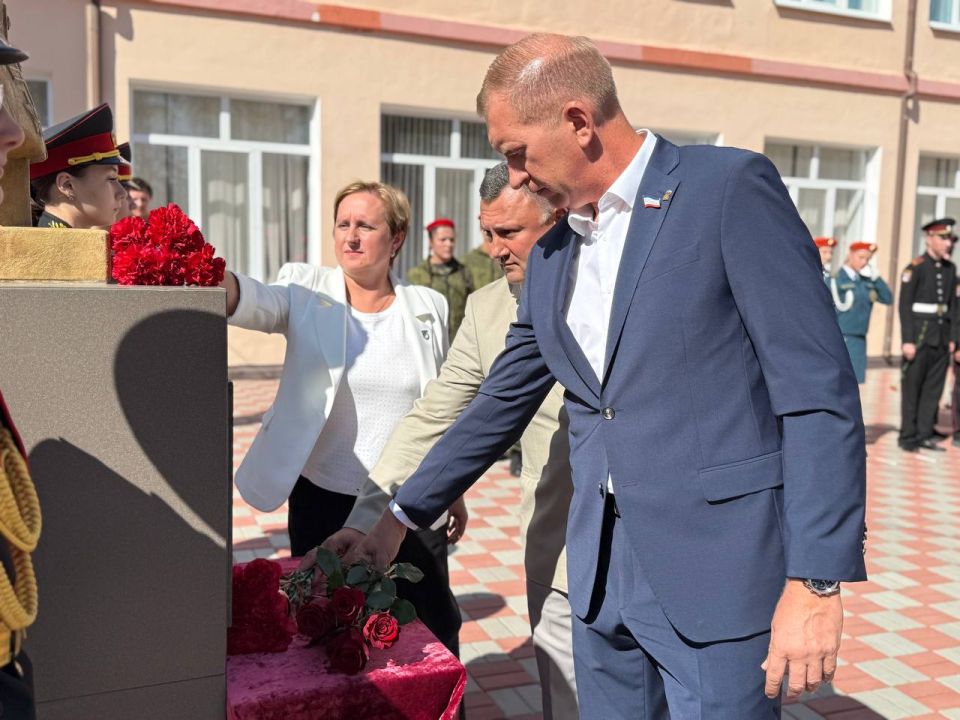 Игорь Ивин: Торжественное открытие Почетного караула Вахты Памяти поколений – «Пост № 1» прошло сегодня на базе школы № 3. Почётное право первыми заступить на Вахту Памяти было предоставлено учащимся школы № 8