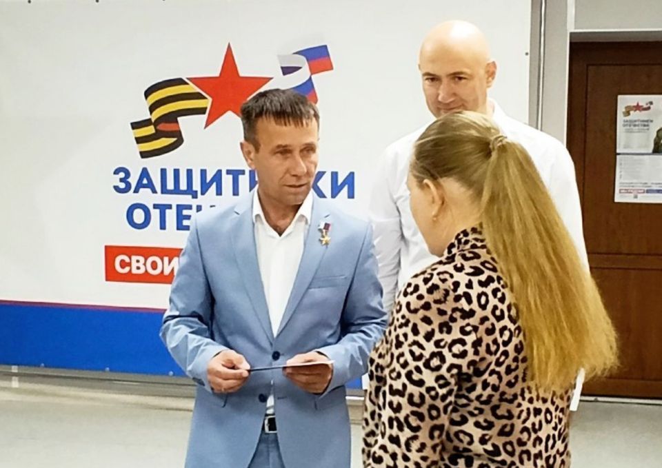 Участникам компании «Вагнер» вручили удостоверения ветерана боевых действий Участникам компании «Вагнер» вручили удостоверения ветерана боевых действий