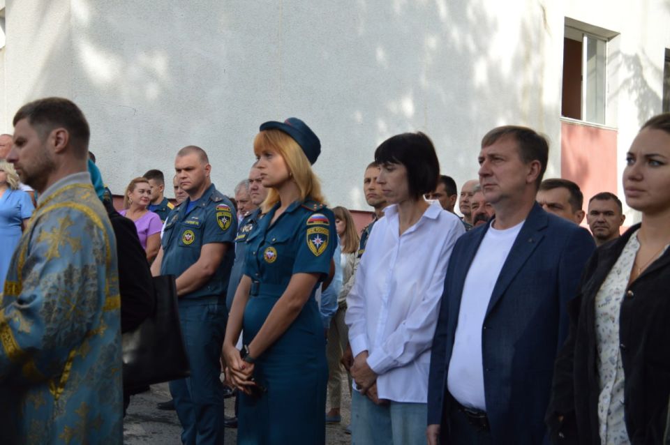 Перед образом Пресвятой Богородицы Перед образом Пресвятой Богородицы