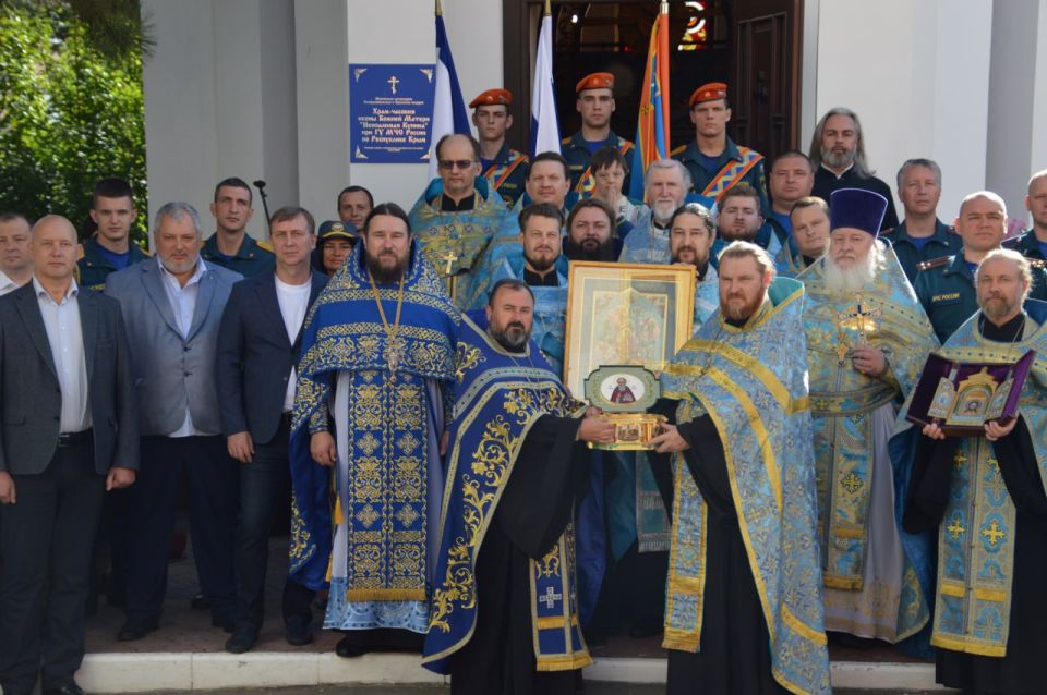 Перед образом Пресвятой Богородицы Перед образом Пресвятой Богородицы