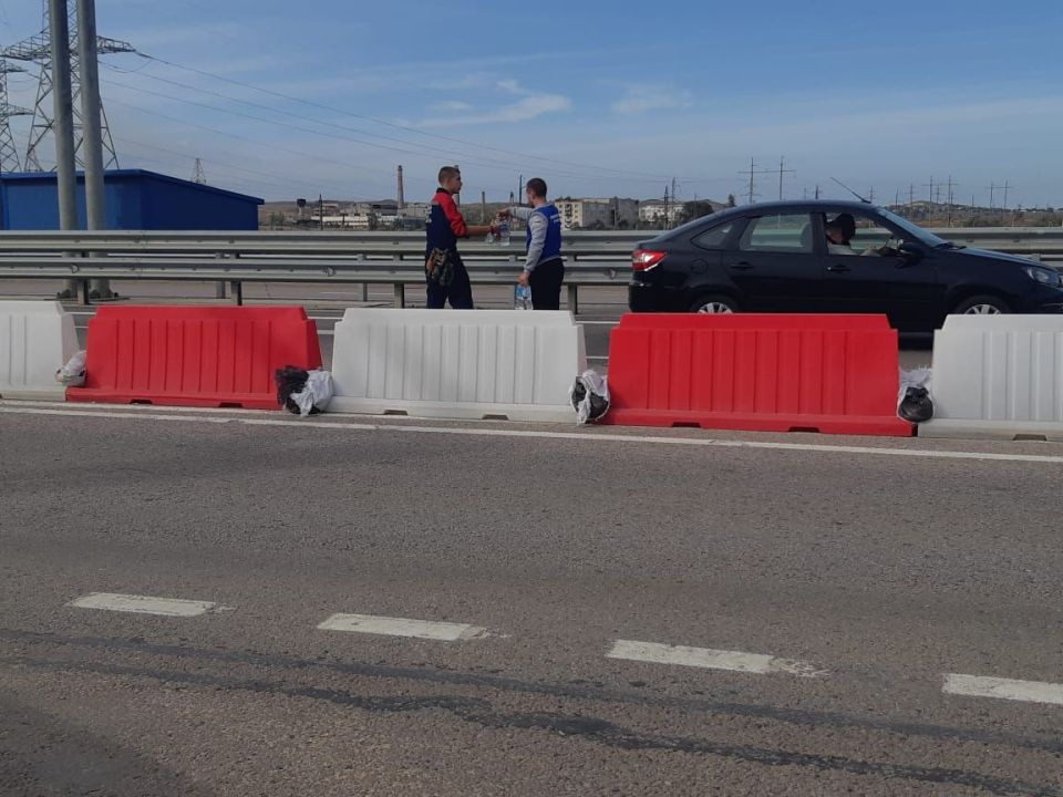 На автоподходах к Крымскому мосту со стороны Керчи продолжают работу пункты выдачи питьевой воды