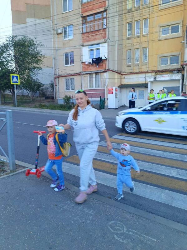 17 сентября учащиеся 6-г класса МБОУ «СОШ-детский сад» №36 города Симферополя, вместе с родителями и сотрудниками Госавтоинспекции, провели важную акцию «Родительский патруль» в рамках Недели безопасности дорожного движения 17 сентября учащиеся 6-г класса МБОУ «СОШ-детский сад» №36 города Симферополя, вместе с родителями и сотрудниками Госавтоинспекции, провели важную акцию «Родительский патруль» в рамках Недели безопасности дорожного движения