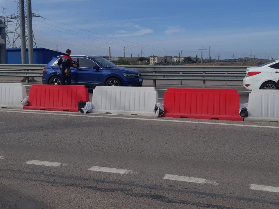 На автоподходах к Крымскому мосту со стороны Керчи продолжают работу пункты выдачи питьевой воды На автоподходах к Крымскому мосту со стороны Керчи продолжают работу пункты выдачи питьевой воды