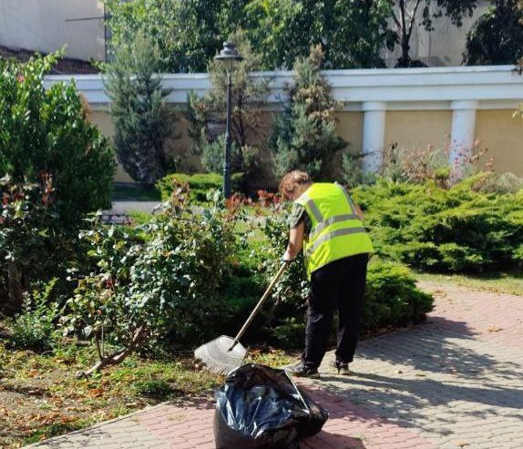 Ежедневный уход за парками и скверами Симферополя Ежедневный уход за парками и скверами Симферополя