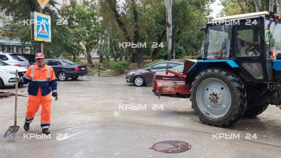 В Феодосии завершают расчистку улиц Горького и Вити Коробкова от грязи и веток